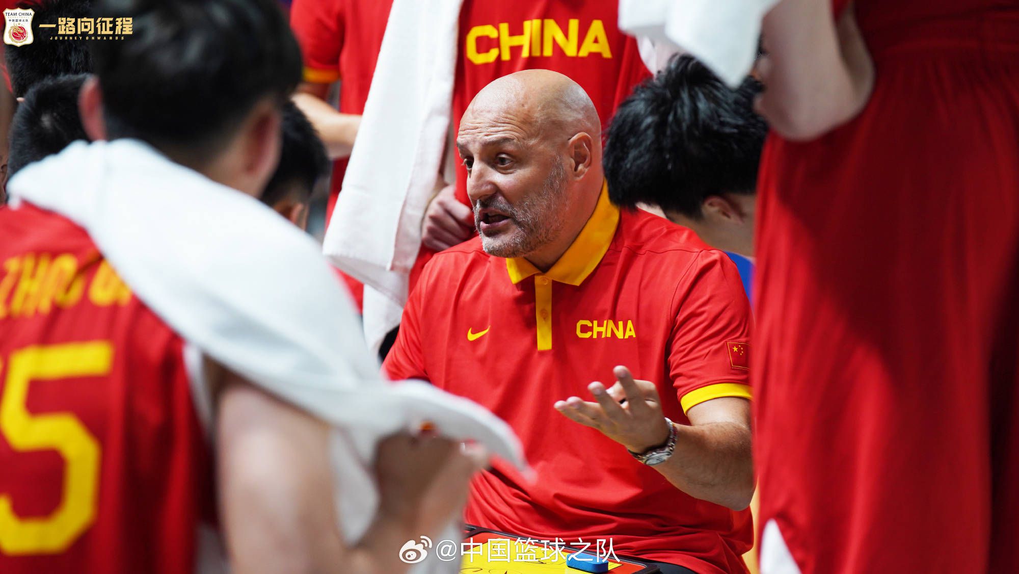 尽管球队遭遇两连败，但哈维依旧乐观地看待未来：“我们仍然有四个冠军可以去争夺。